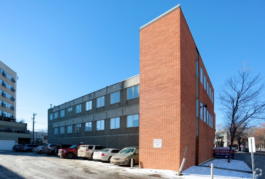 8225 105th St, Edmonton, AB à louer - Photo de l’immeuble – Image 2 sur 2