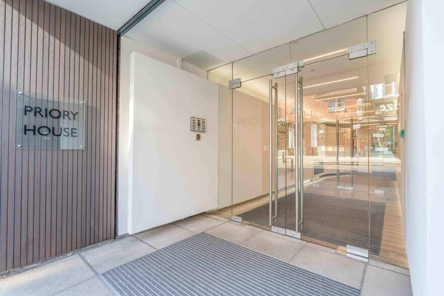 45-51A High St, Reigate à louer - Photo de l’immeuble – Image 3 sur 6
