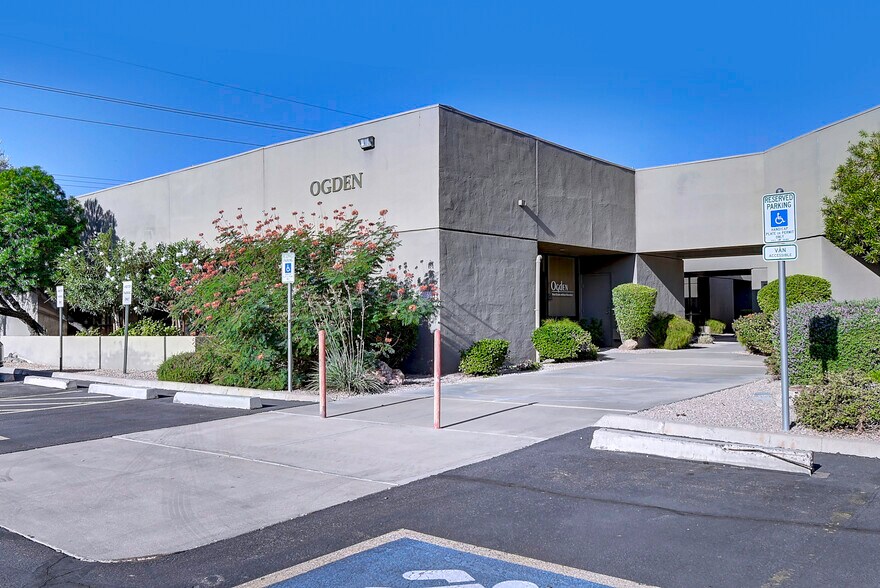 1901 E University Dr, Mesa, AZ à vendre - Photo de l’immeuble – Image 1 sur 7