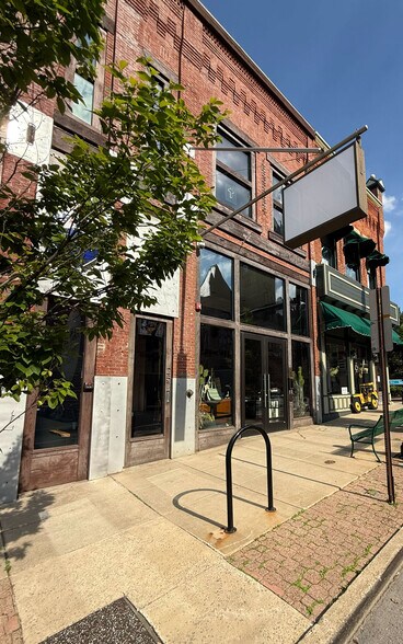 251/257 S Main Street portefeuille de 2 biens à vendre sur LoopNet.fr - Photo de l’immeuble – Image 2 sur 39