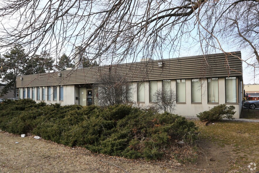12 Upjohn Rd, Toronto, ON à louer - Photo de l’immeuble – Image 1 sur 9