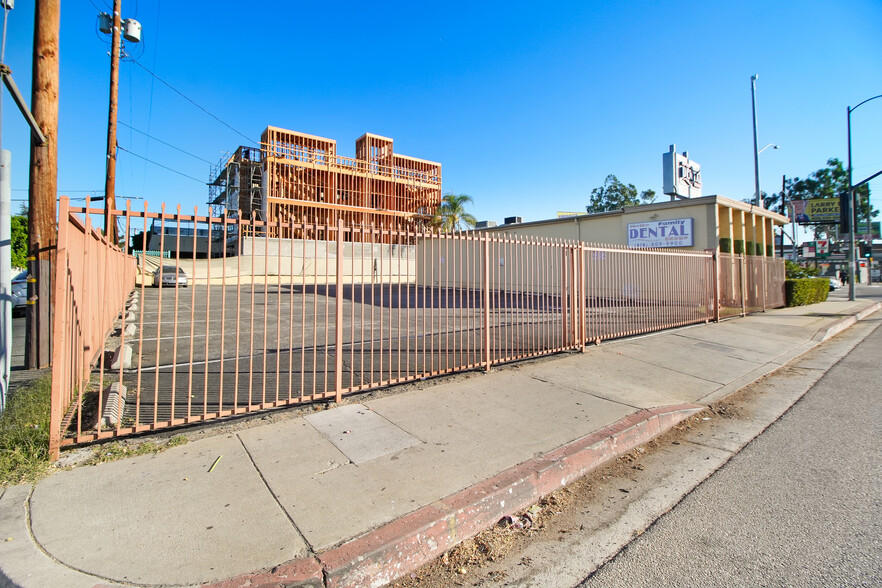 6001 Laurel Canyon Blvd, North Hollywood, CA à louer - Photo de l’immeuble – Image 3 sur 13