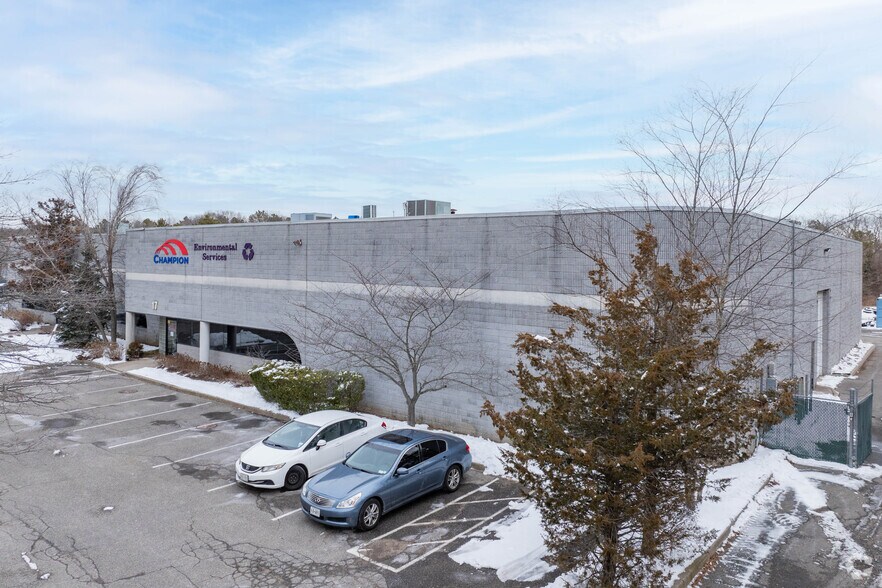17 Old Dock Rd, Yaphank, NY à vendre - Photo de l’immeuble – Image 3 sur 10
