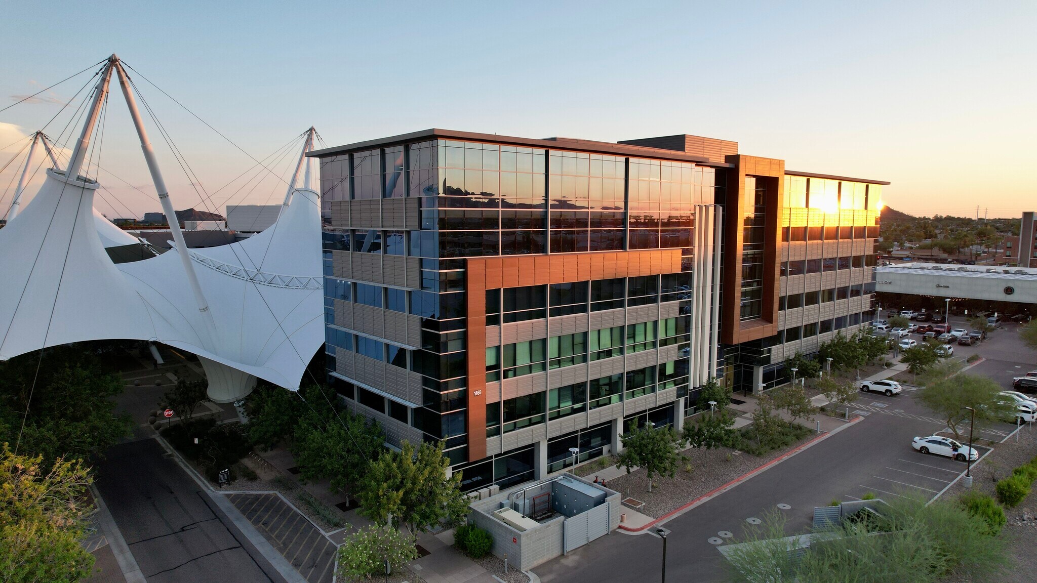 1465 N Scottsdale Rd, Scottsdale, AZ à louer Photo de l’immeuble– Image 1 sur 6