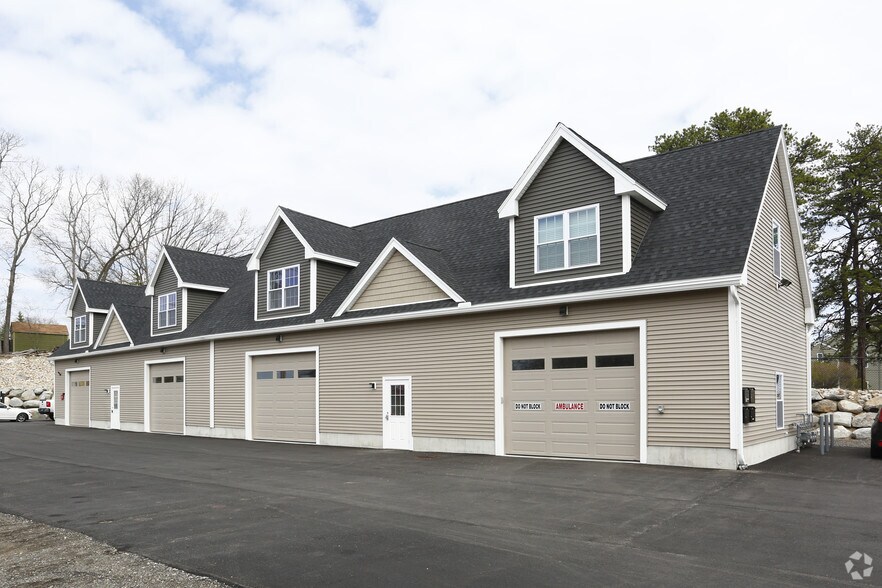 1393 Lakeview Ave, Dracut, MA à louer - Photo principale – Image 1 sur 2