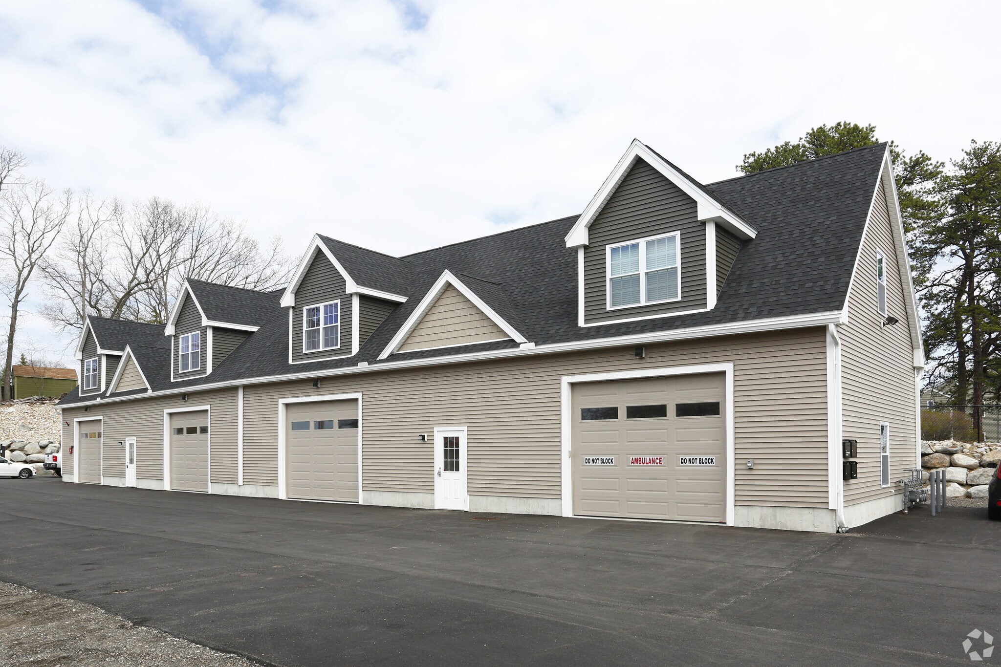 1393 Lakeview Ave, Dracut, MA à louer Photo principale– Image 1 sur 3