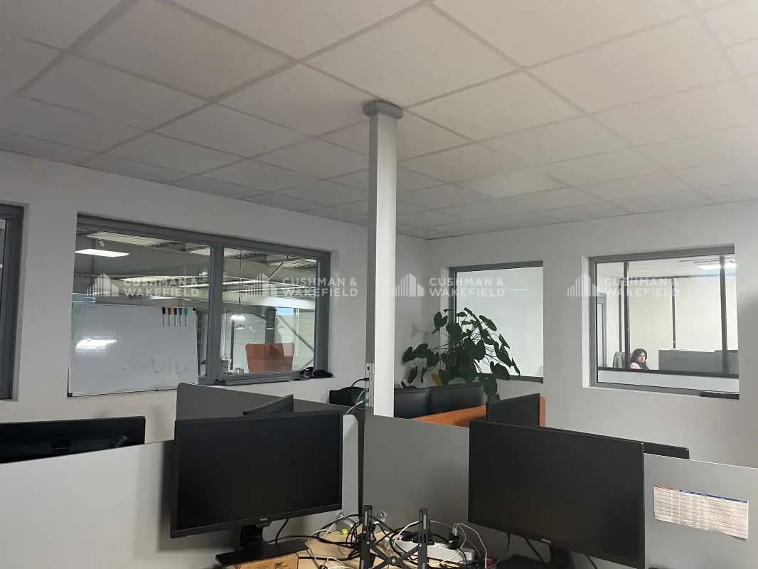 Local d’activités dans Le Luc à louer Photo intérieure– Image 1 sur 6