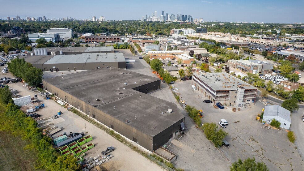 55 Esandar Dr, Toronto, ON à vendre - Photo de l’immeuble – Image 3 sur 12