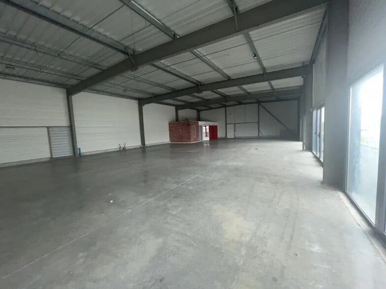 Local commercial dans Neuville-de-Poitou à louer - Photo intérieure – Image 3 sur 4