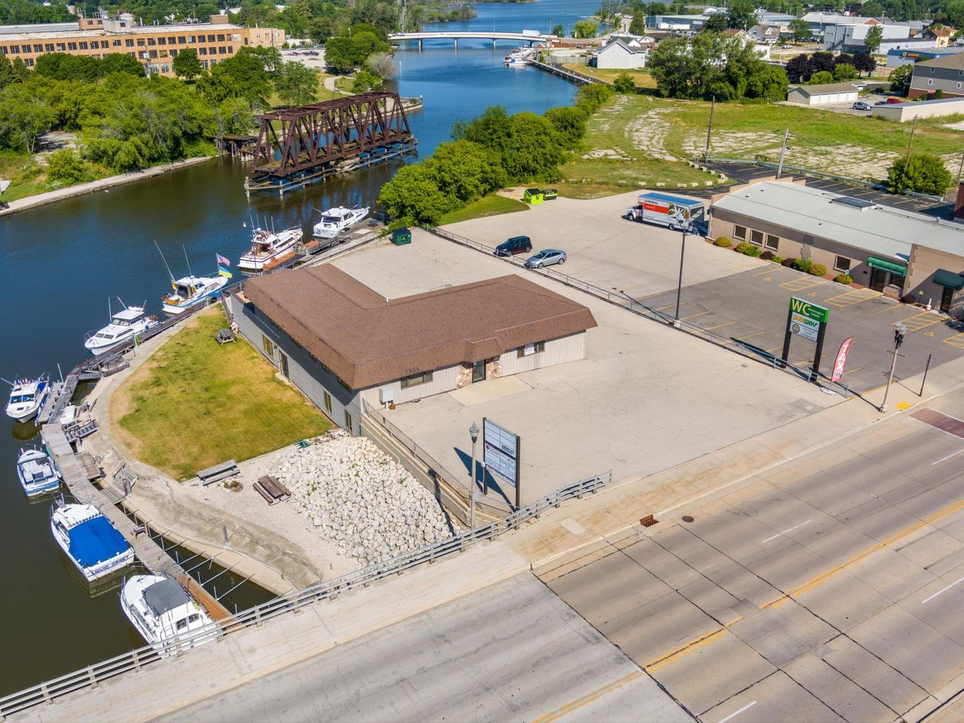 1308 Washington St, Two Rivers, WI à vendre Aérien– Image 1 sur 25