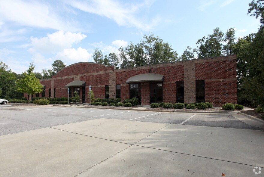 310 New Fidelity Ct, Garner, NC à louer - Photo de l’immeuble – Image 1 sur 17