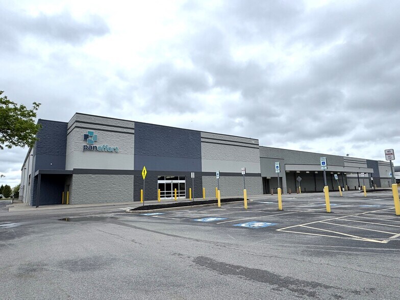 700 Elmridge Center Dr, Rochester, NY à louer - Photo de l’immeuble – Image 1 sur 15