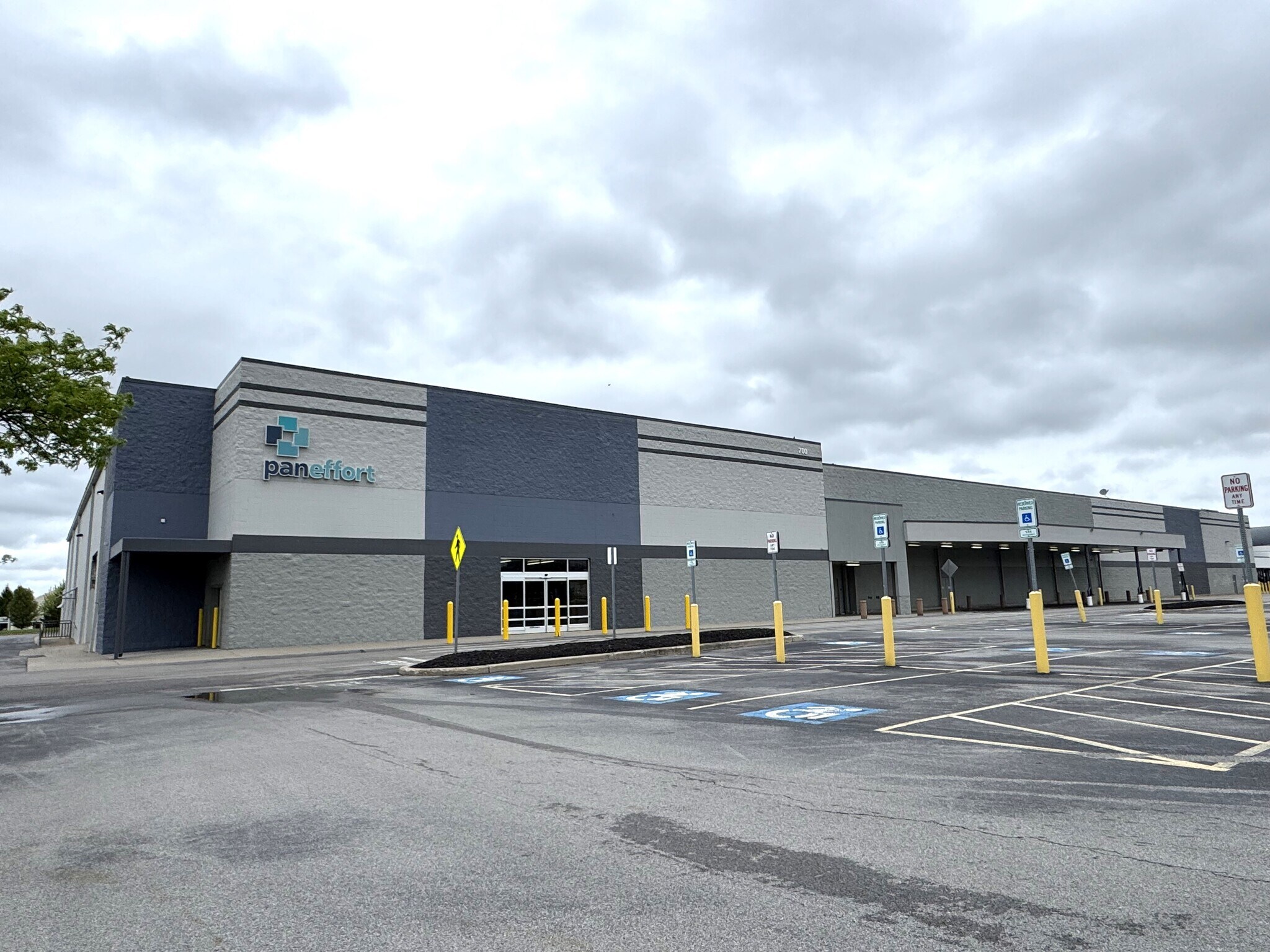 700 Elmridge Center Dr, Rochester, NY à louer Photo de l’immeuble– Image 1 sur 16