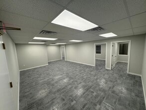 180 Tices Ln, East Brunswick, NJ à louer Photo de l’immeuble– Image 1 sur 5