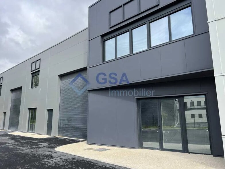 Bureau dans Saint-Pierre-du-Perray à louer - Photo de l’immeuble – Image 1 sur 10