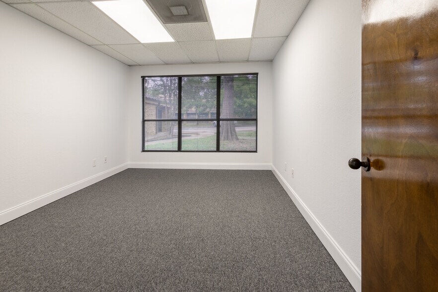 736 N Fielder Rd, Arlington, TX à vendre - Photo de l’immeuble – Image 3 sur 19