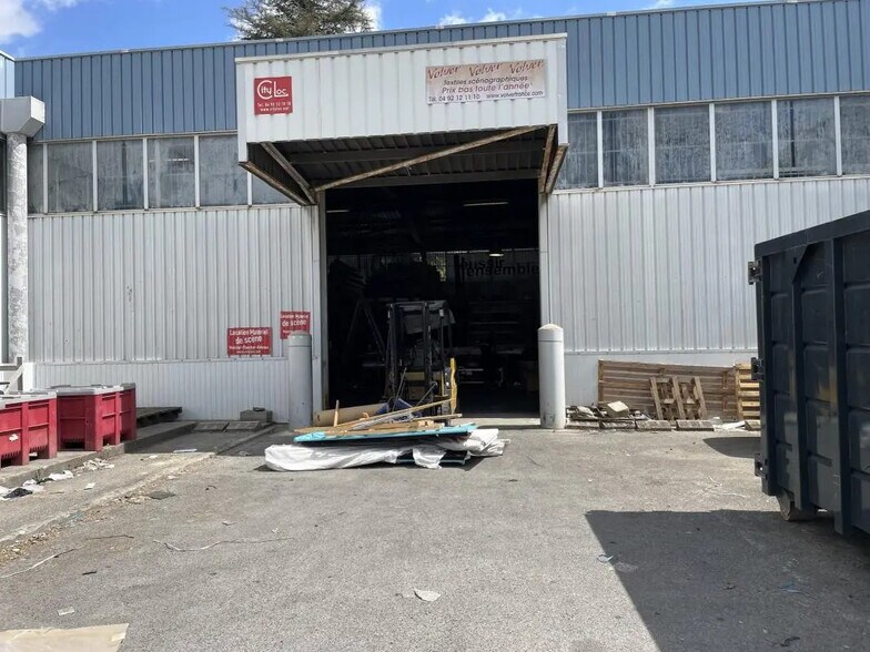 Local d’activités dans Carros à louer - Photo de l’immeuble – Image 2 sur 14