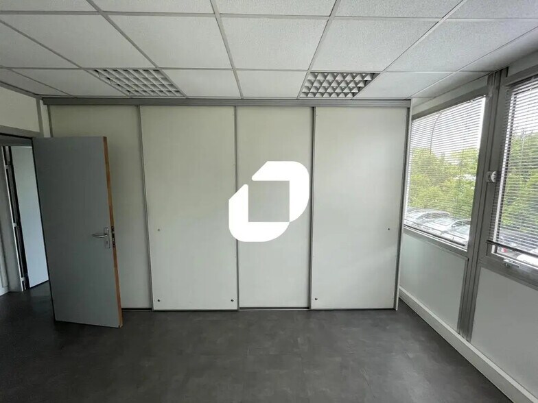 Bureau dans Noisy-le-Grand à louer - Photo de l’immeuble – Image 3 sur 8