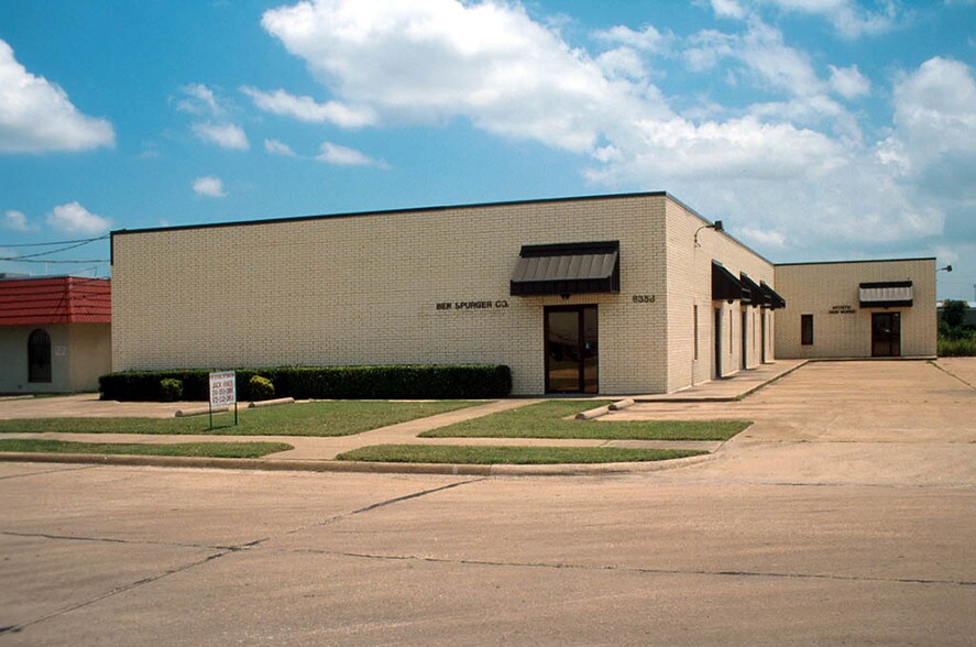 8358 Moberly Ln, Dallas, TX à louer - Photo de l’immeuble – Image 2 sur 8