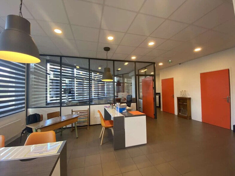 Local commercial dans Rosny-sous-Bois à louer - Photo de l’immeuble – Image 3 sur 8