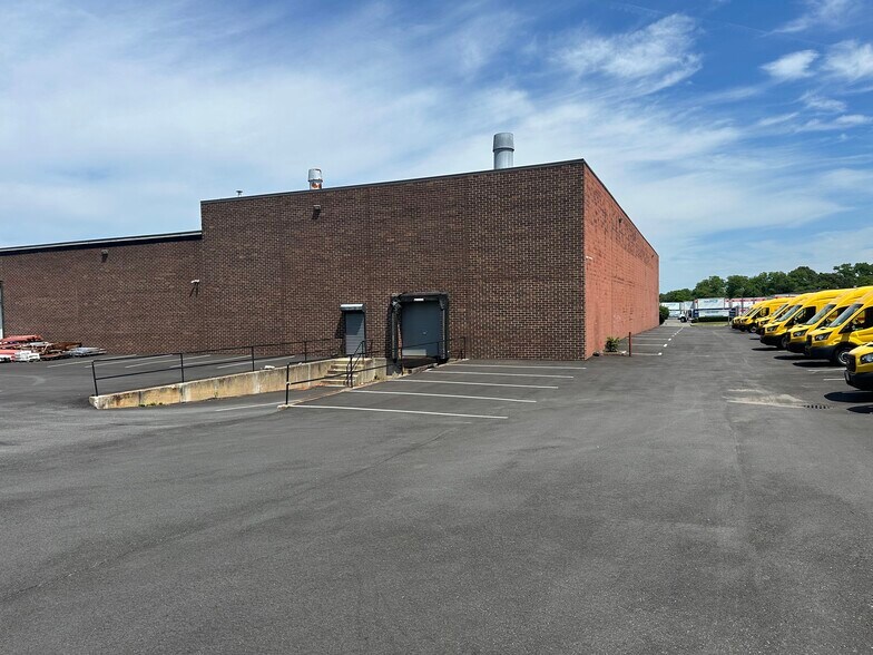 25 Ranick Rd, Hauppauge, NY à louer - Photo de l’immeuble – Image 2 sur 5