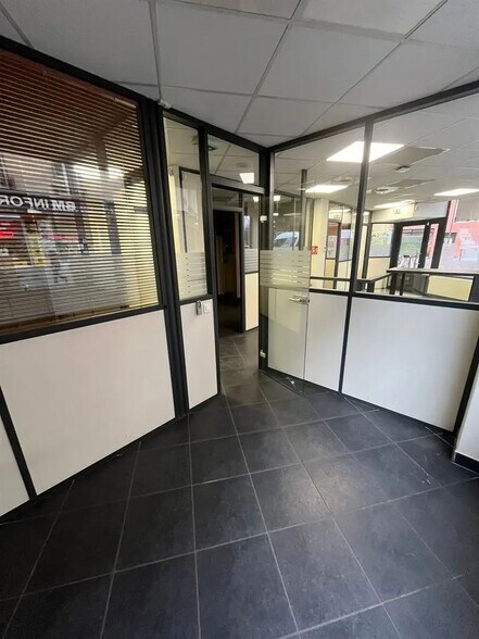 Local commercial dans Paris à louer - Photo de l’immeuble – Image 1 sur 10