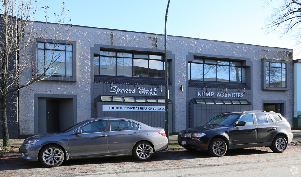 3586-3590 Commercial St, Vancouver, BC à louer - Photo principale – Image 1 sur 3