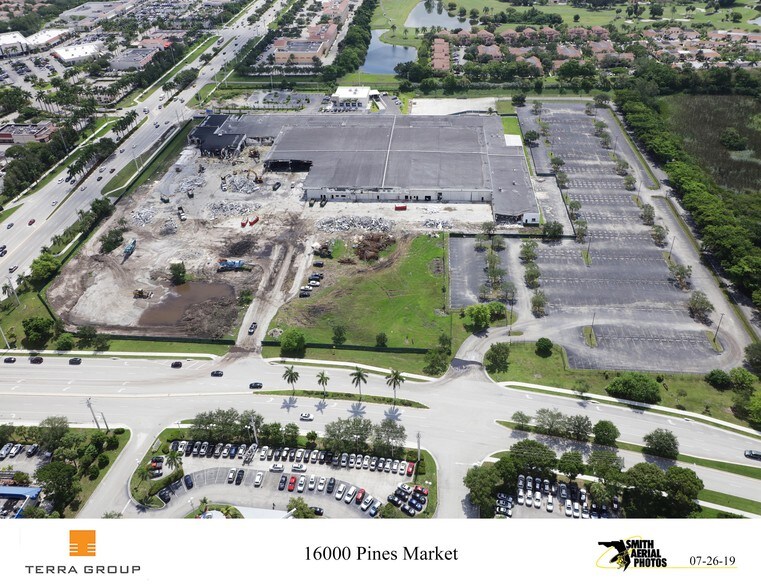 16000 Pines Blvd, Pembroke Pines, FL à louer - Photo de l’immeuble – Image 3 sur 9