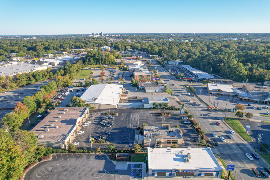 2500 Battleground Ave, Greensboro, NC à louer - Photo de l’immeuble – Image 3 sur 5
