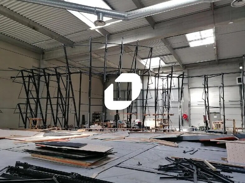 Local d’activités dans Saint-Priest à louer - Photo de l’immeuble – Image 3 sur 10