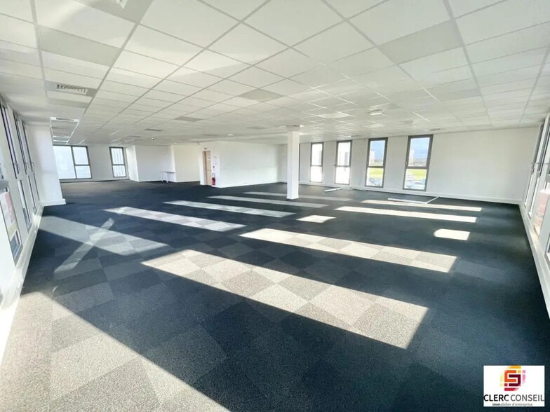 Bureau dans Isneauville à louer - Photo intérieure – Image 2 sur 11