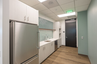 18301 Von Karman Ave, Irvine, CA à louer Numérisation 3D Matterport– Image 1 sur 16