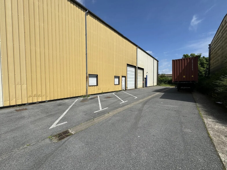 Local d’activités dans BOISSY-L'AILLERIE à louer - Photo de l’immeuble – Image 1 sur 16