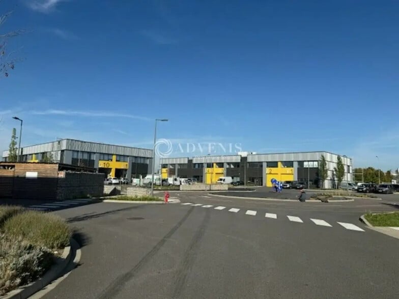 Local d’activités dans Poissy à louer - Photo de l’immeuble – Image 2 sur 10