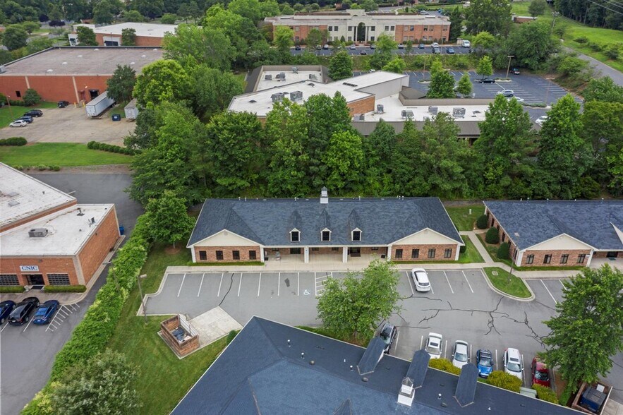 2120 Crown Centre Dr, Charlotte, NC à louer - Photo de l’immeuble – Image 3 sur 11