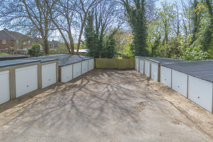 1-15 Manor Way, Ashford à vendre - Photo principale – Image 1 sur 4