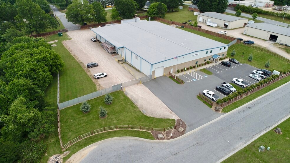 1555 Pinnacle Way Dr, Landis, NC à vendre - Photo de l’immeuble – Image 1 sur 23
