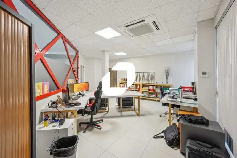 Bureau dans Les Essarts-le-Roi à louer - Photo intérieure – Image 3 sur 8