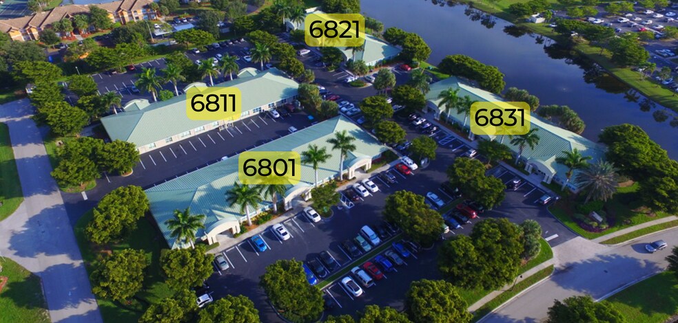 6831 Palisades Park Ct, Fort Myers, FL à louer - Photo de l’immeuble – Image 2 sur 8