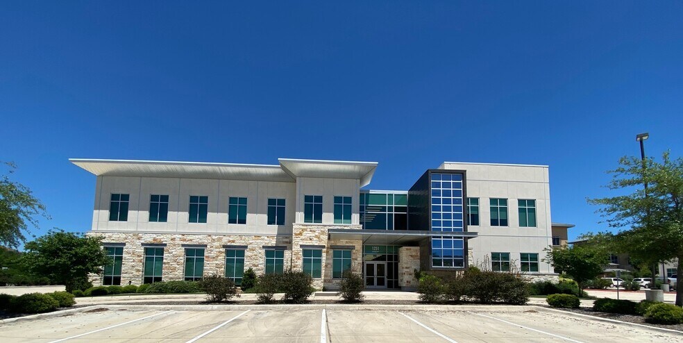 1251 Sadler Dr, San Marcos, TX à louer - Photo de l’immeuble – Image 1 sur 5