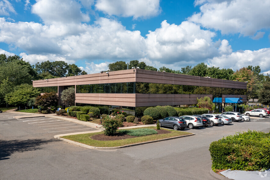 7 Cambridge Dr, Trumbull, CT à louer - Photo de l’immeuble – Image 2 sur 13