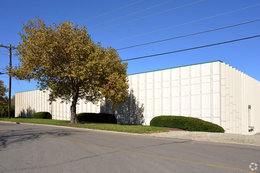 338-348 Circle Freeway Dr, Cincinnati, OH à louer - Photo de l’immeuble – Image 2 sur 4