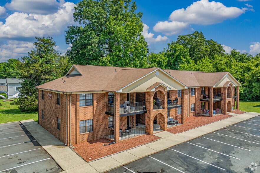 323 W Trollinger Ave, Elon, NC à vendre - Photo principale – Image 1 sur 4