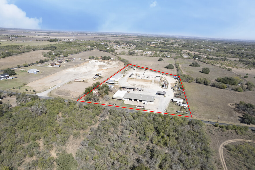 14685 Old Frio City Rd, Lytle, TX à louer - Photo de l’immeuble – Image 3 sur 21