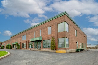 874-896 Rue Jean-Neveu, Longueuil, QC à louer Photo intérieure– Image 1 sur 9