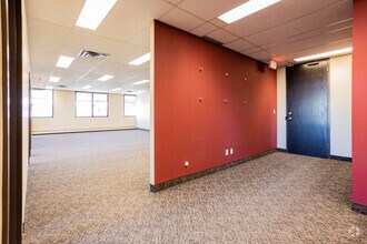 5920 & 5940 Macleod Trl SW, Calgary, AB à louer Photo intérieure– Image 2 sur 10