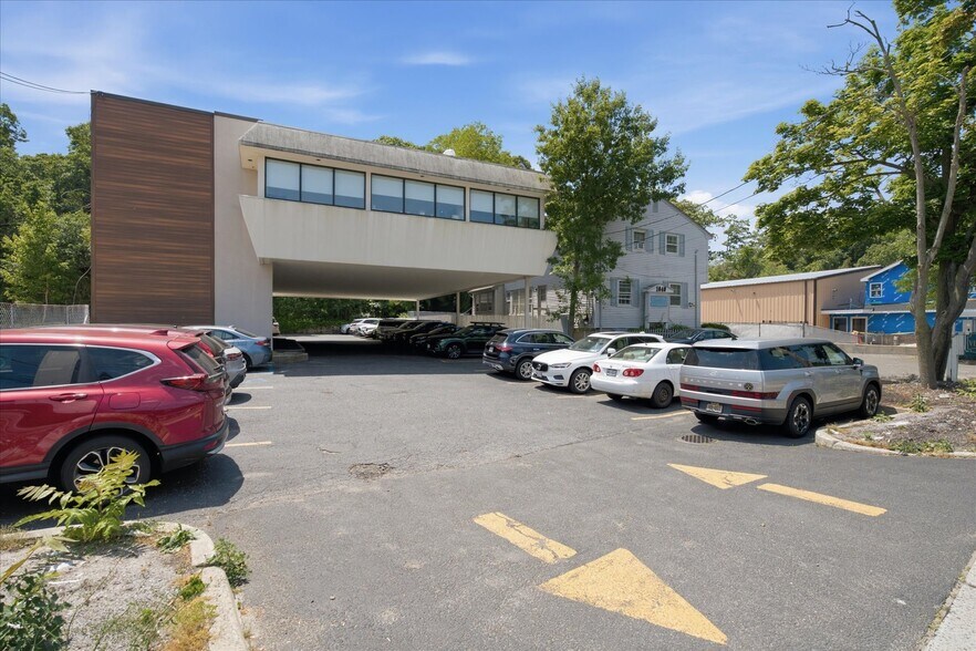 1038 West Jericho Tpke, Smithtown, NY à vendre - Photo de l’immeuble – Image 1 sur 54