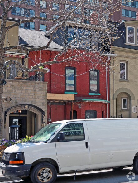 39 Elm St, Toronto, ON à louer - Photo de l’immeuble – Image 2 sur 2