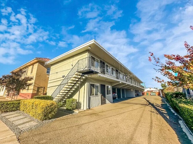 1250 E St, Hayward, CA à vendre Photo de l’immeuble– Image 1 sur 12