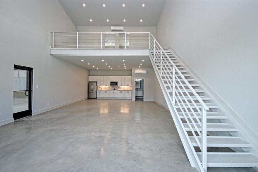 451 Farrell Rd, Dripping Springs, TX à louer - Photo de l’immeuble – Image 2 sur 34